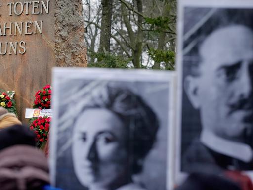 Vor einem Gedenkstein auf dem Friedhof Berlin-Friedrichsfelde sind am 14.1.2018 Bilder von Karl Liebknecht und Rosa Luxemburg zu sehen.