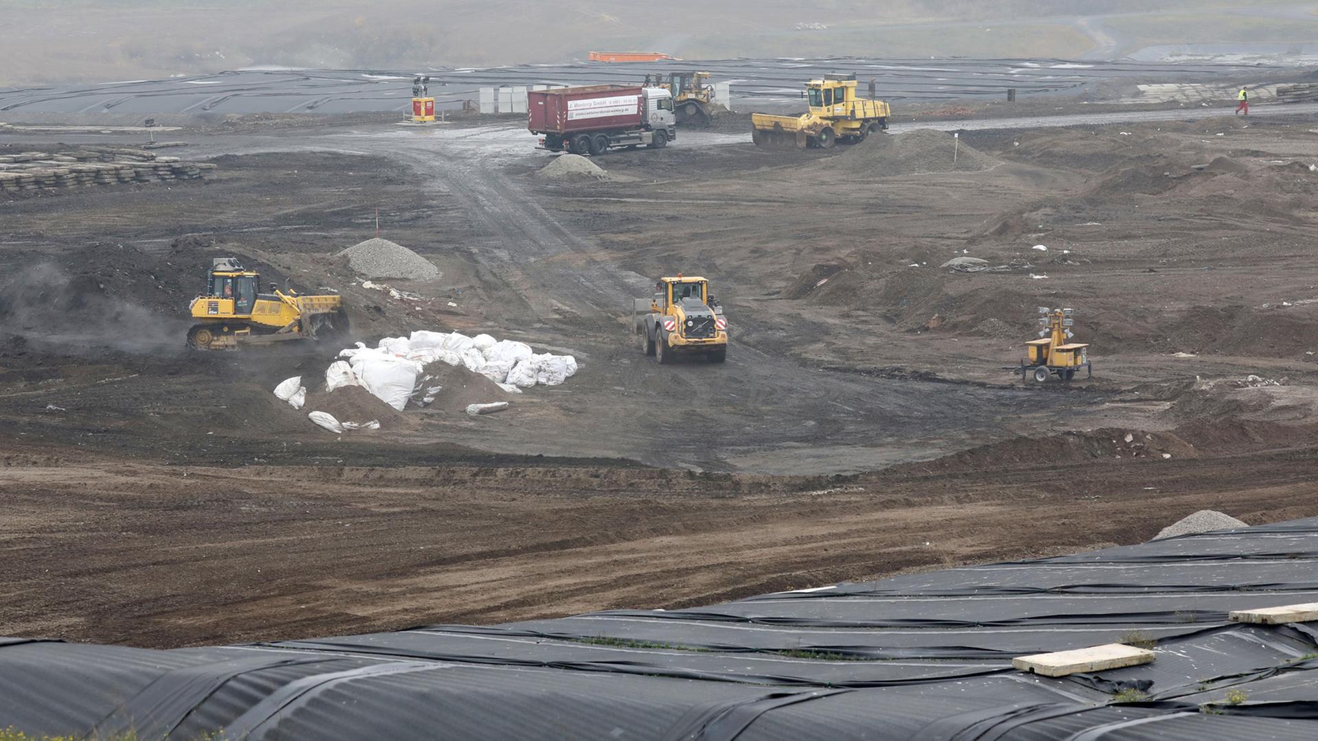 Bagger und LKWs bringen Müll auf die Abfalldeponie Ihlenberg in Selmsdorf, die wie eine Mondlandschaft aussieht. Bagger und LKWs bringen Müll auf die Abfalldeponie Ihlenberg in Selmsdorf, die wie eine Mondlandschaft aussieht.