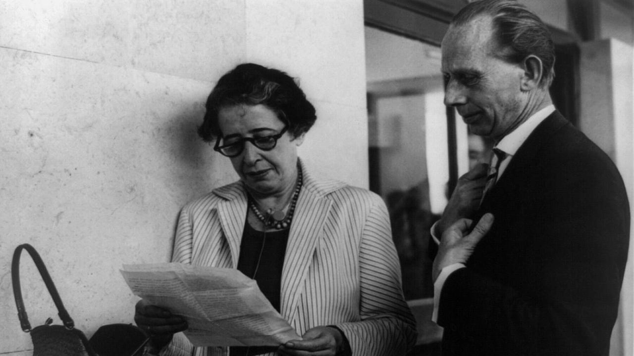 Schwarz-weißes Foto der Philosophin Hannah Arendt mit einem Reporter.