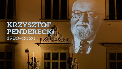 Ein Porträt des polnischen Komponisten und Dirigenten Krzysztof Penderecki (1933 – 2020) ist an das Rathaus von Krakau projiziert, wo der Künstler verstarb.