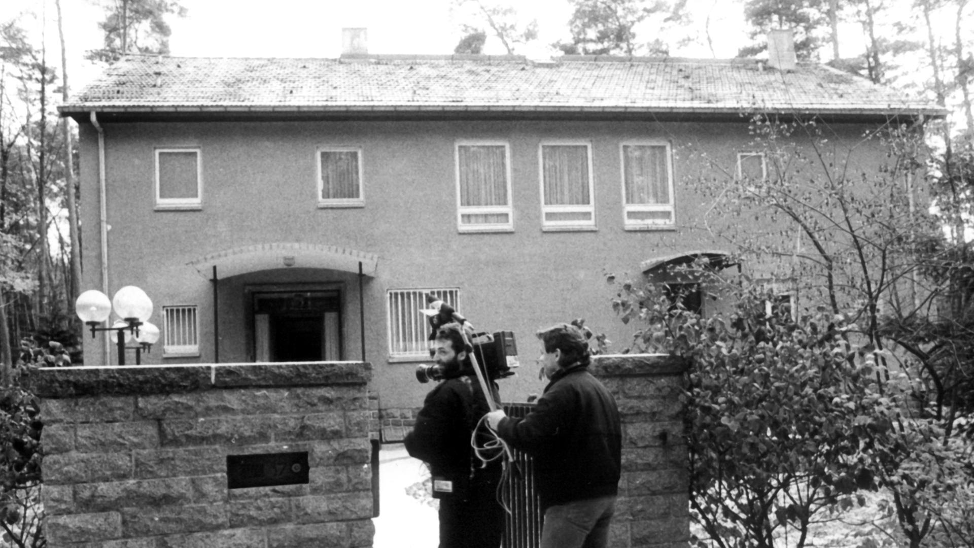 Ein Kamerateam dreht am 23.11.1989 auf dem Gelände der so genannten Waldsiedlung Wandlitz nördlich von Berlin. Die Siedlung mit 23 Häusern wurde nach den Ereignissen in Ungarn 1957 für die in Berlin ansässigen Mitglieder und Kandidaten des Politbüros des ZK der SED errichtet, war seit 1958 bewohnt und für normale Bürger der DDR gesperrt. Das streng bewachte und mit Mauern und Zäunen umgebene Areal konnte Ende November 1989 erstmals von Journalisten besichtigt werden. Ein Kamerateam dreht am 23.11.1989 auf dem Gelände der so genannten Waldsiedlung Wandlitz nördlich von Berlin. Die Siedlung mit 23 Häusern wurde nach den Ereignissen in Ungarn 1957 für die in Berlin ansässigen Mitglieder und Kandidaten des Politbüros des ZK der SED errichtet, war seit 1958 bewohnt und für normale Bürger der DDR gesperrt. Das streng bewachte und mit Mauern und Zäunen umgebene Areal konnte Ende November 1989 erstmals von Journalisten besichtigt werden.