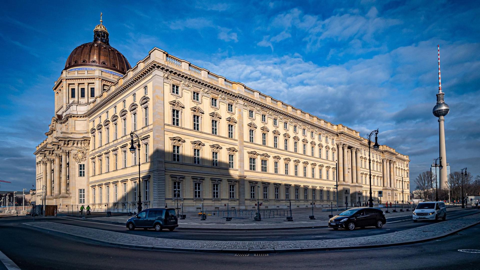 Außenansicht des Humboldt-Forums Berlin am Schloßplatz der Berliner Museumsinsel Außenansicht des Humboldt-Forums Berlin am Schloßplatz der Berliner Museumsinsel
