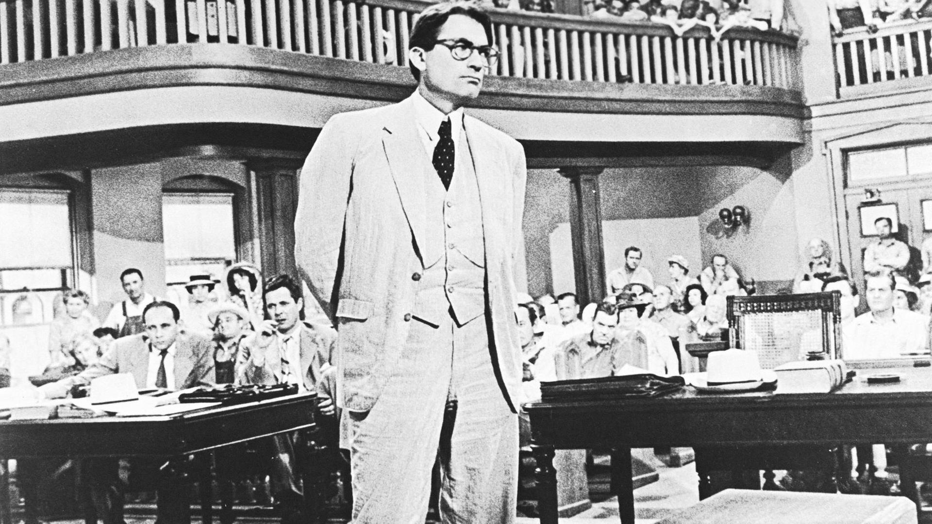 Filmszene mit Gregory Peck als der Südstaatenanwalt Atticus Finch in "Wer die Nachtigall stört" Filmszene mit Gregory Peck als der Südstaatenanwalt Atticus Finch in "Wer die Nachtigall stört"