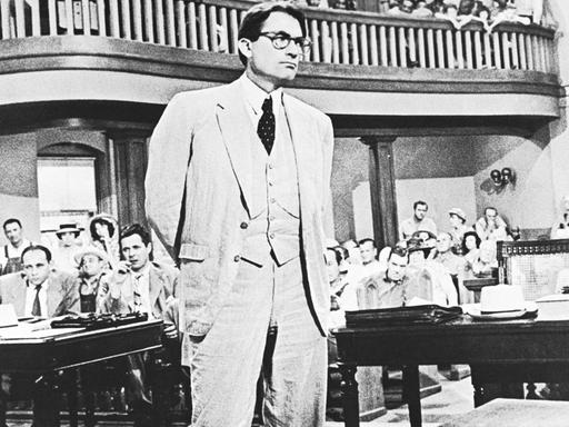Filmszene mit Gregory Peck als der Südstaatenanwalt Atticus Finch in "Wer die Nachtigall stört"