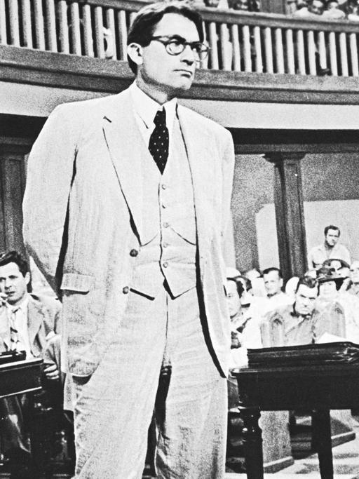 Filmszene mit Gregory Peck als der Südstaatenanwalt Atticus Finch in "Wer die Nachtigall stört"