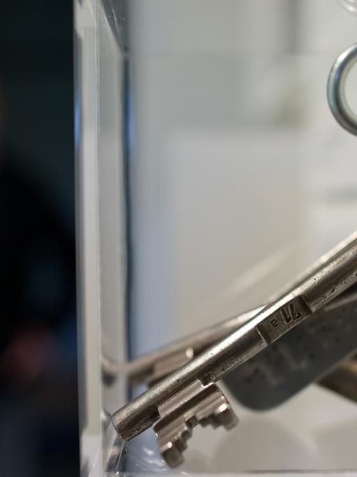 Ein Zellenschlüssel ist in der neuen Dauerausstellung im ehemaligen Gefängniskomplex am 27.11.2013 in Cottbus (Brandenburg) zu sehen.