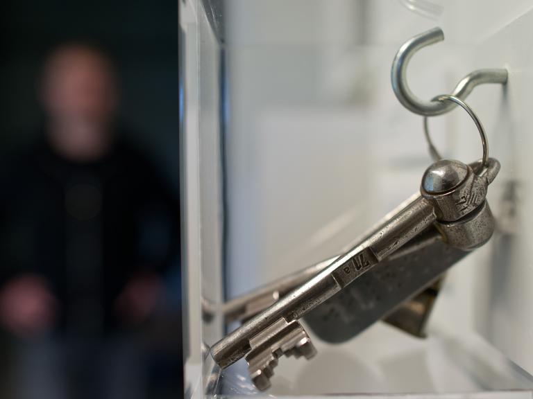 Ein Zellenschlüssel ist in der neuen Dauerausstellung im ehemaligen Gefängniskomplex am 27.11.2013 in Cottbus (Brandenburg) zu sehen.