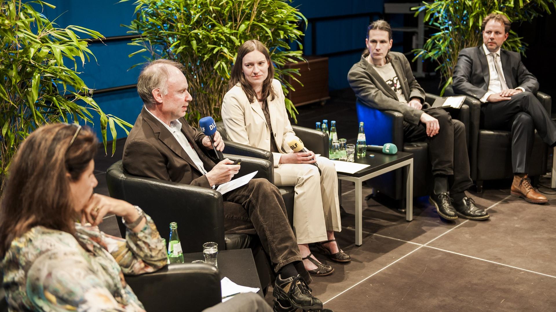 Barbara Schmitz, Martin Welker, Moderatorin Petra Sorge, Joachim Selzer und Christian Solmecke (v.l.n.r.) Barbara Schmitz, Martin Welker, Moderatorin Petra Sorge, Joachim Selzer und Christian Solmecke (v.l.n.r.)