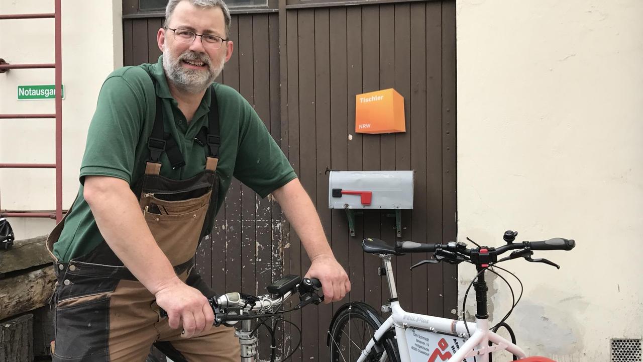 Schreiner Dirk Schmidt vom "Atelier für Holzbearbeitung" in Düsseldorf. Schreiner Dirk Schmidt vom "Atelier für Holzbearbeitung" in Düsseldorf.
