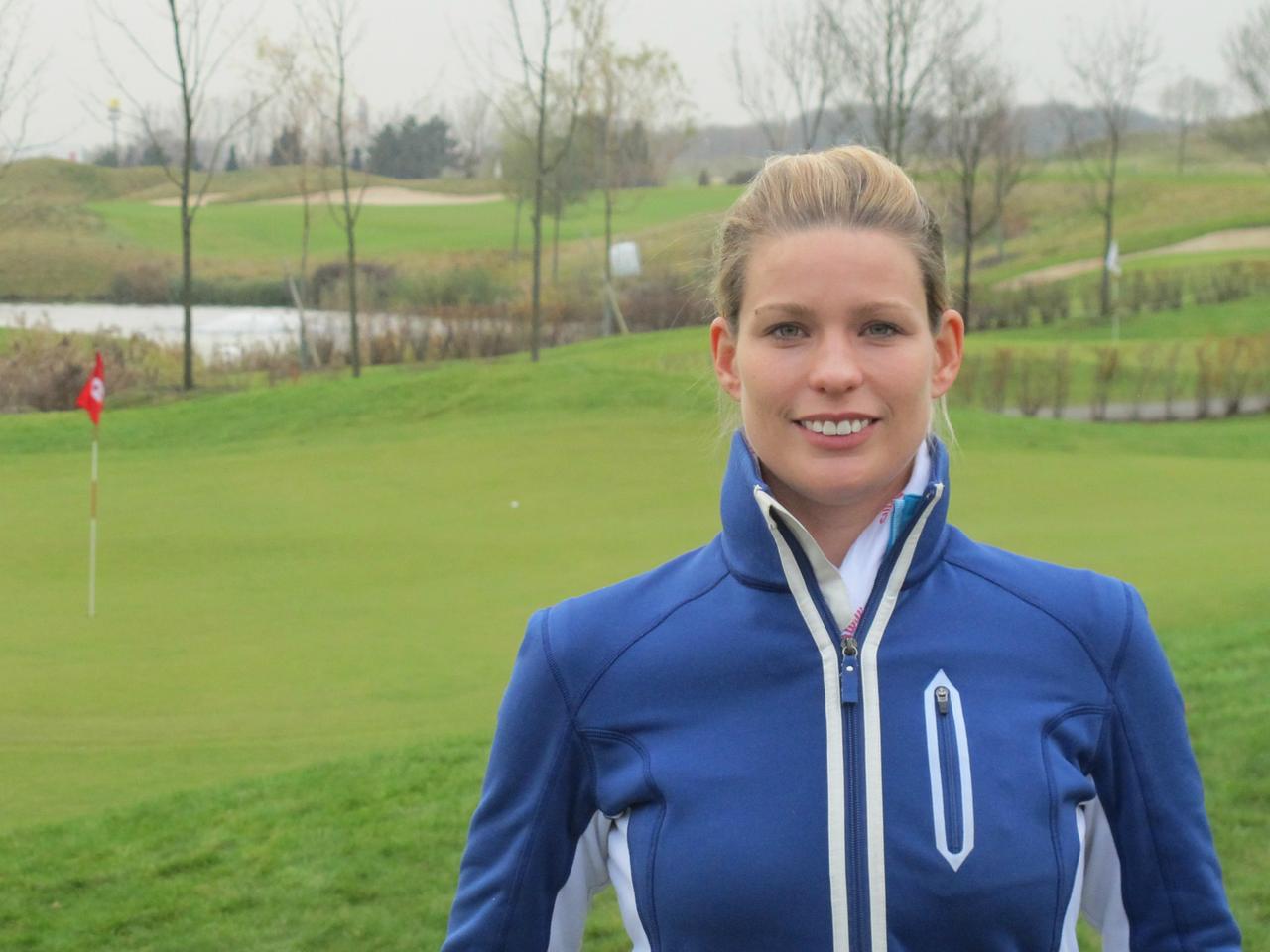 Golflehrerin Hanna Baum-Proske auf dem Golfplatz Golflehrerin Hanna Baum-Proske auf dem Golfplatz