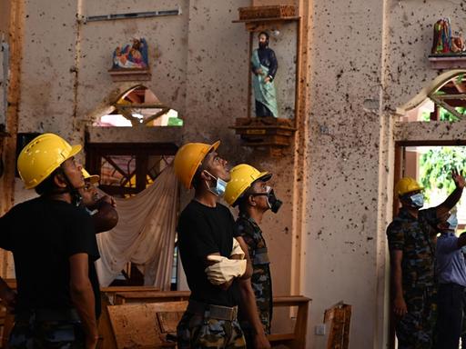 Sicherheitspersonal untersucht das Innere der Kirche St. Sebastian in Negombo am 22. April 2019, einen Tag nachdem die Kirche in einer Serie von Bombenattentaten getroffen wurde.