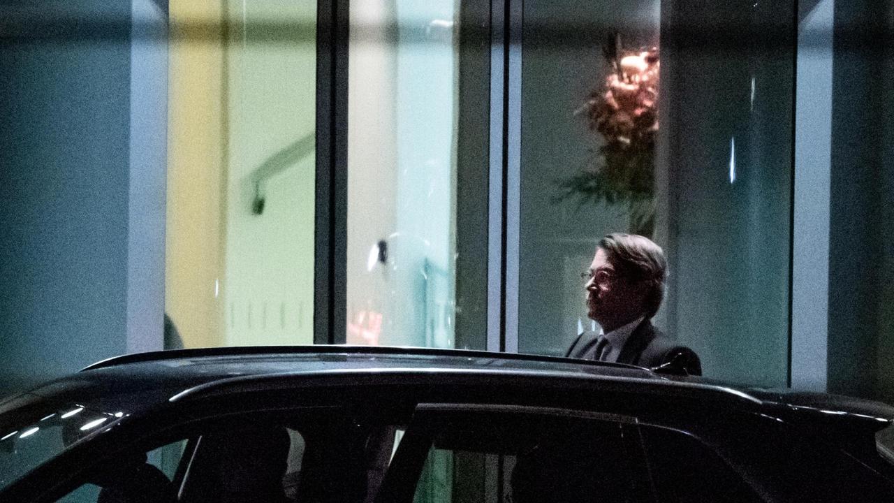dpatopbilder - 04.11.2019, Berlin: Andreas Scheuer (CSU), Bundesminister für Verkehr und digitale Infrastruktur, kommt zum Spitzentreffen von Bundesregierung und Autobranche zur Elektromobilität im Bundeskanzleramt. Bei dem Treffen von zahlreichen Vorstandsvorsitzenden deutscher Autohersteller und Bundeskanzlerin Merkel soll es unter anderem um den Ausbau der Lade-Infrastruktur gehen. Foto: Bernd von Jutrczenka/dpa | Verwendung weltweit dpatopbilder - 04.11.2019, Berlin: Andreas Scheuer (CSU), Bundesminister für Verkehr und digitale Infrastruktur, kommt zum Spitzentreffen von Bundesregierung und Autobranche zur Elektromobilität im Bundeskanzleramt. Bei dem Treffen von zahlreichen Vorstandsvorsitzenden deutscher Autohersteller und Bundeskanzlerin Merkel soll es unter anderem um den Ausbau der Lade-Infrastruktur gehen. Foto: Bernd von Jutrczenka/dpa | Verwendung weltweit