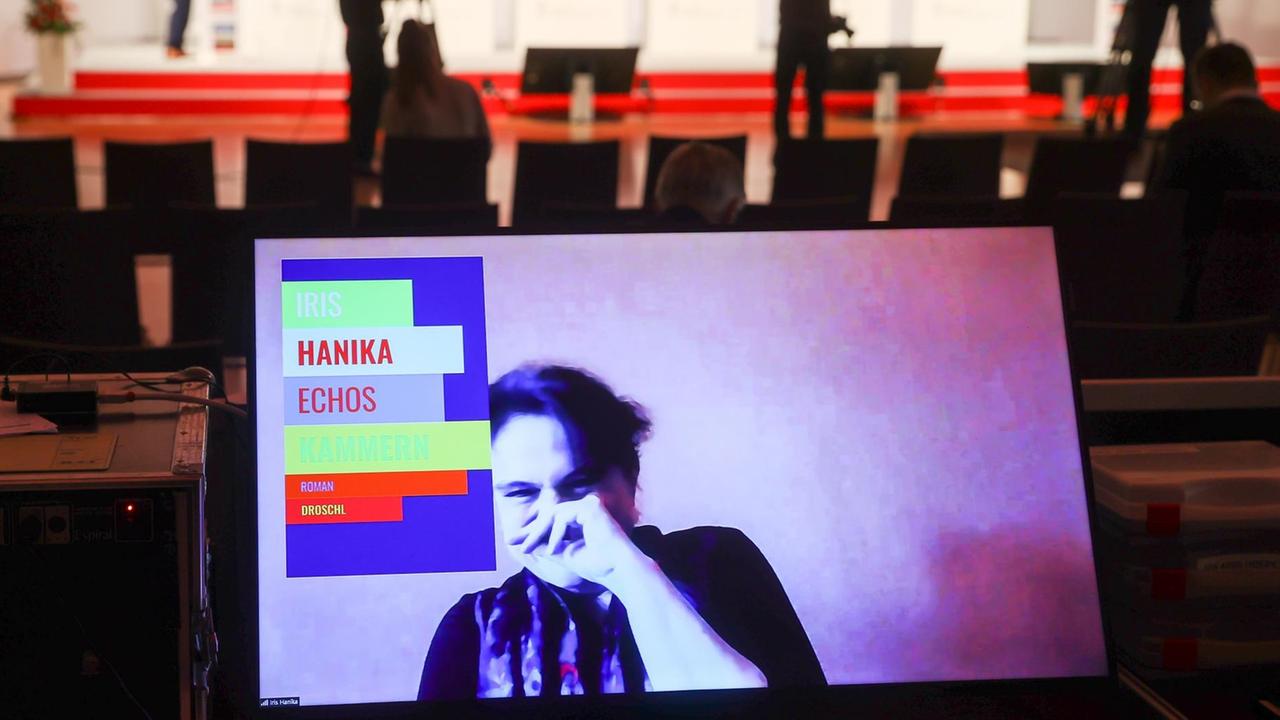 Iris Hanika, Schriftstellerin, ist in einer Videokonferenz nach dem Erhalt des Preises der Leipziger Buchmesse auf einem Bildschirm zu sehen. Iris Hanika, Schriftstellerin, ist in einer Videokonferenz nach dem Erhalt des Preises der Leipziger Buchmesse auf einem Bildschirm zu sehen.