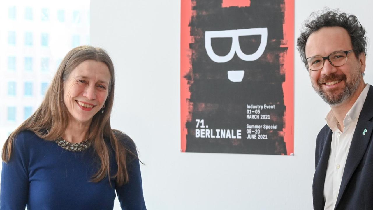 Das Leitungs-Duo der Berlinale, Mariette Rissenbeek, Geschäftsführerin, und Carlo Chatrian, künstlerischer Direktor, stehen im Berlinale-Büro am Potsdamer Platz. Im Hintergrund ein Poster des Festivals. Das Leitungs-Duo der Berlinale, Mariette Rissenbeek, Geschäftsführerin, und Carlo Chatrian, künstlerischer Direktor, stehen im Berlinale-Büro am Potsdamer Platz. Im Hintergrund ein Poster des Festivals.