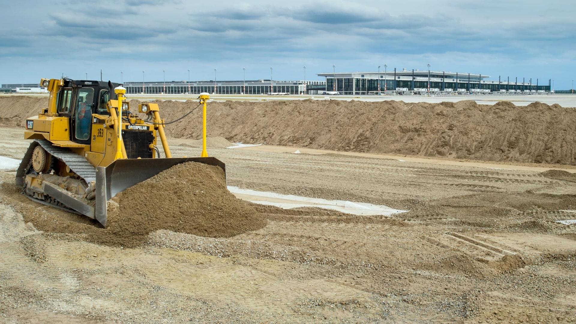 In Sichtweite des zukünftigen Hauptstadtflughafens Berlin Brandenburg Airport Willy Brandt (BER) wird die Start- und Landebahn des Flughafens Schönefeld (Brandenburg) auf einer Länge von 3.000 Metern komplett erneuert, aufgenommen am 08.06.2015 In Sichtweite des zukünftigen Hauptstadtflughafens Berlin Brandenburg Airport Willy Brandt (BER) wird die Start- und Landebahn des Flughafens Schönefeld (Brandenburg) auf einer Länge von 3.000 Metern komplett erneuert, aufgenommen am 08.06.2015