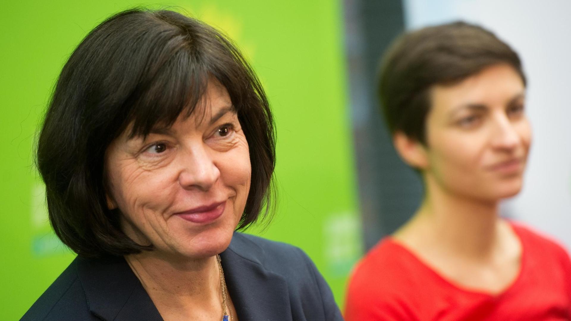 Rebecca Harms und Ska Keller sitzen nebeneinander vor einer grünen Wand Rebecca Harms und Ska Keller sitzen nebeneinander vor einer grünen Wand