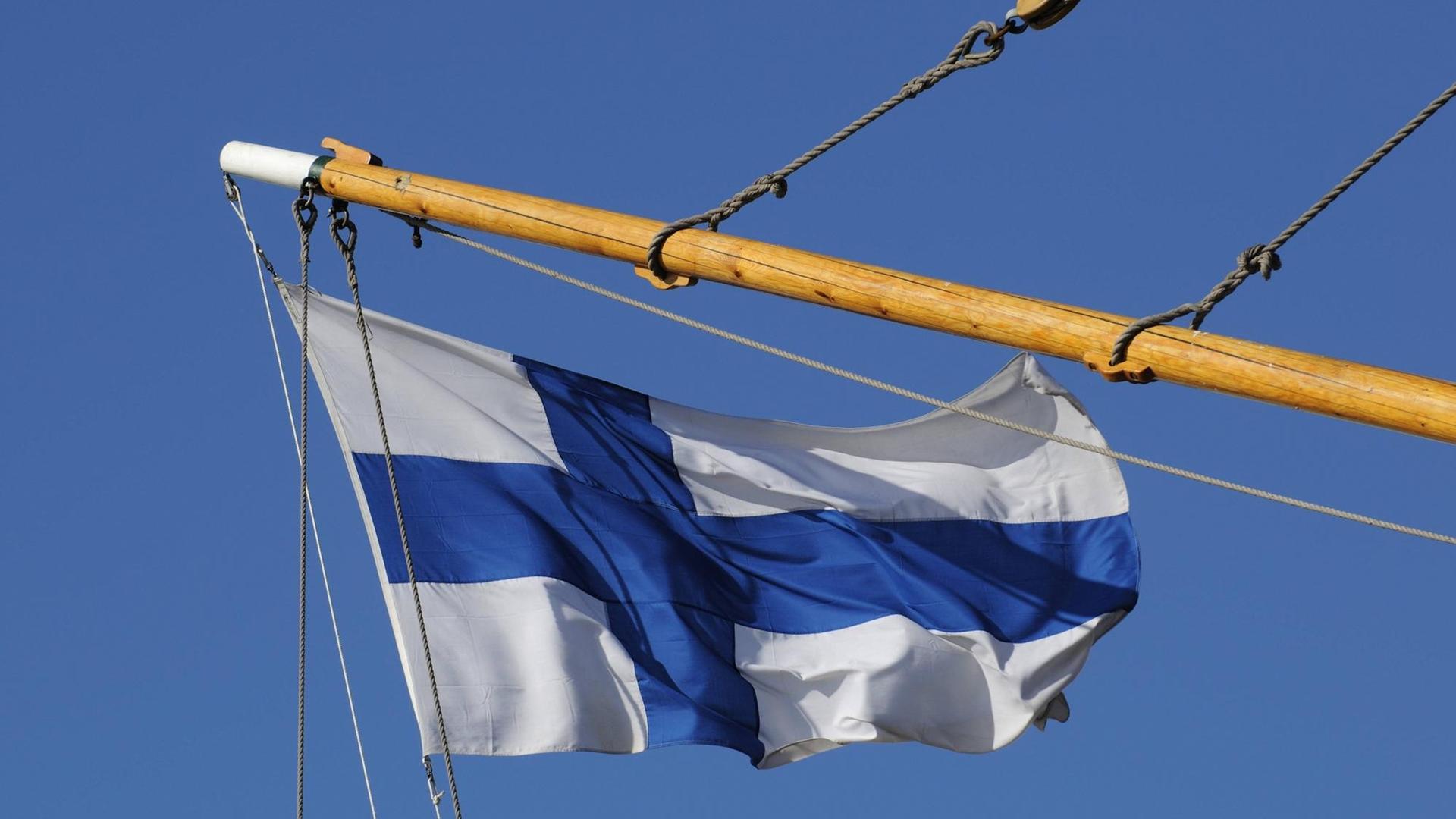 Flagge auf einer Segelyacht in Helsinki. Flagge auf einer Segelyacht in Helsinki.