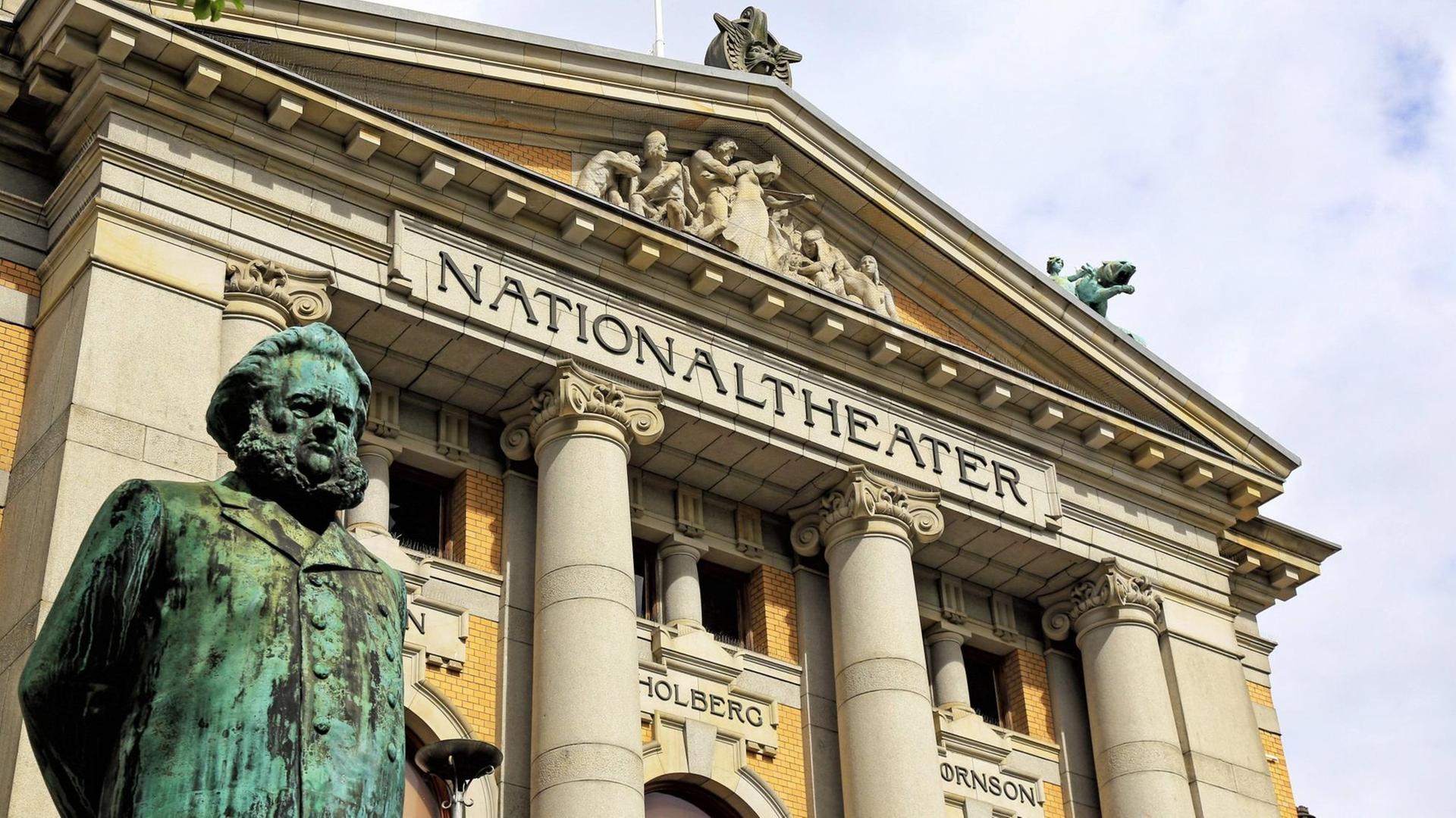 Ibsen statue in front of the National Theatre, Oslo, Norway, Scandinavia, Europe PUBLICATIONxINxGERxSUIxAUTxONLY Copyright: Hans-PeterxMerten 396-5256