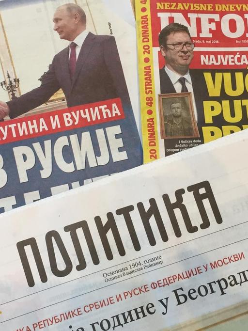 eine Auswahl verschiedener serbischer Zeitungen