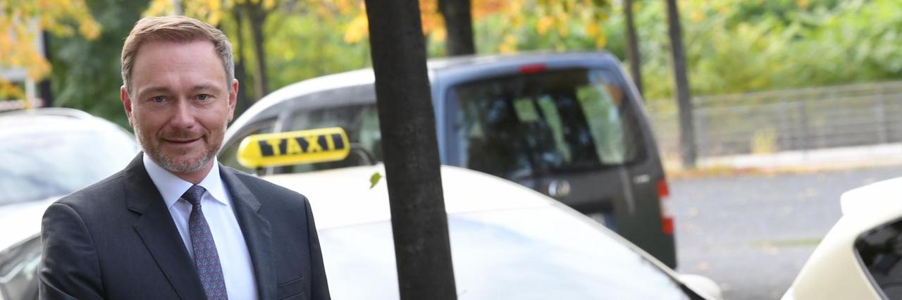 Christian Lindner läuft auf der Straße und lächelt. Christian Lindner läuft auf der Straße und lächelt.