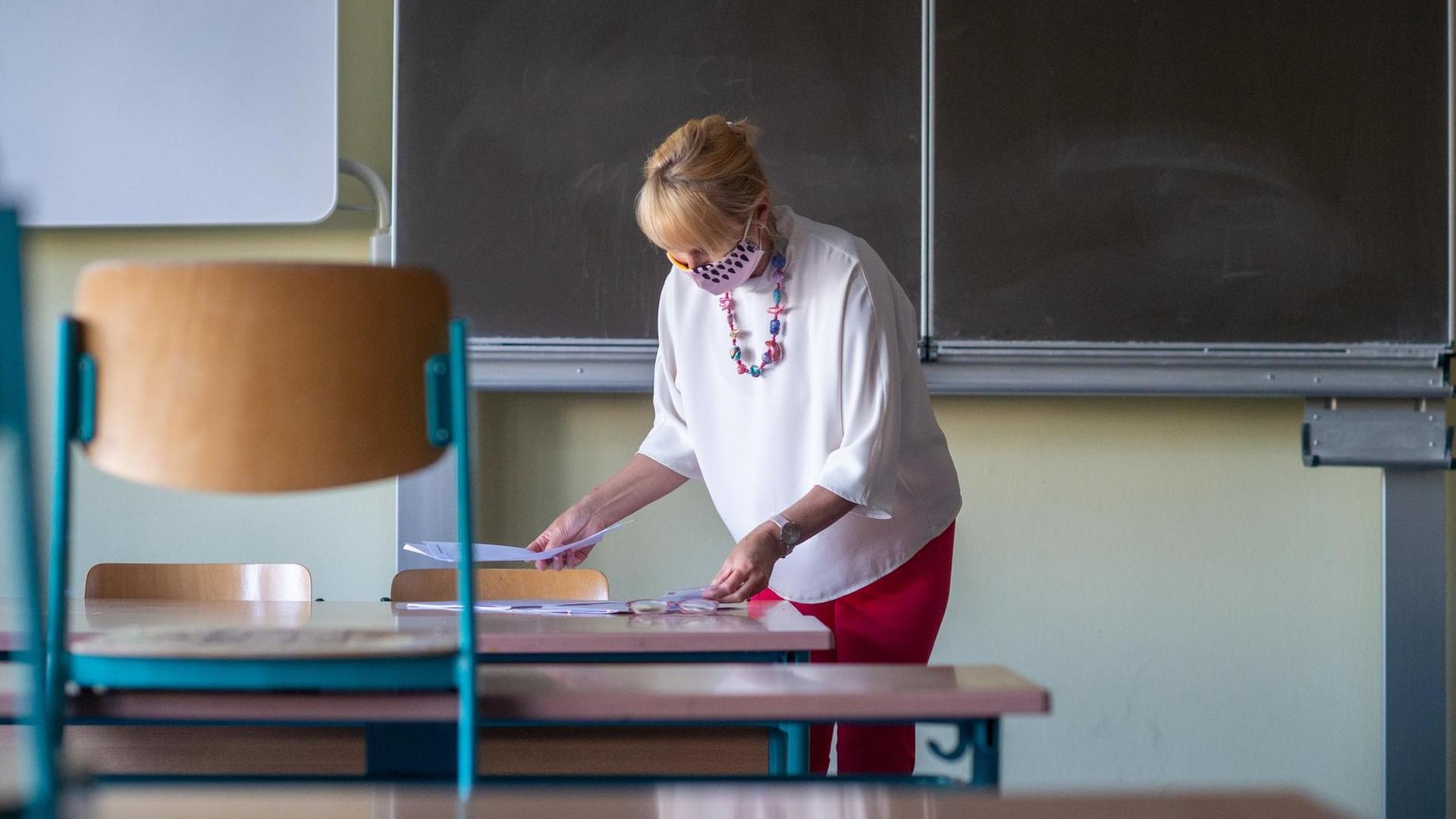 Laut ifo Bildungsbarometer 2020 soll die Ausbildung von Lehrern und Lehrerinnen vereinheitlicht und in allen Bundesländern vollwertig anerkannt werden soll. Laut ifo Bildungsbarometer 2020 soll die Ausbildung von Lehrern und Lehrerinnen vereinheitlicht und in allen Bundesländern vollwertig anerkannt werden soll.