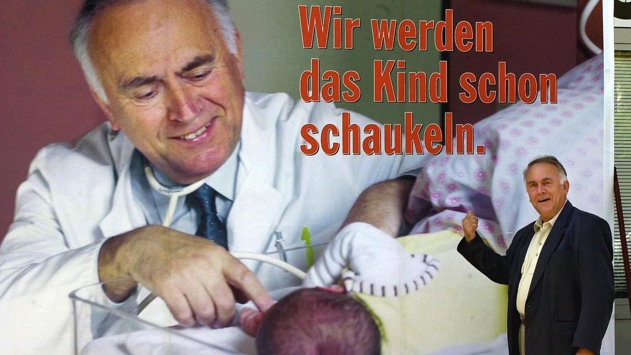 Der CDU-Landesvorsitzende Wolfgang Böhmer steht am 15.8.2001 vor einem Wahlplakat seiner Partei für die Landtagswahl in Sachsen-Anhalt im Frühjahr 2002. Das Plakat zeigt ihn gemeinsam mit einem Baby, das in einer Wiege liegt, und trägt die Aufschrift "Wir werden das Kind schon schaukeln". Das Motiv ist eine Anspielung auf Böhmers langjährige Tätigkeit als Arzt und soll nach den Worten einer Parteisprecherin die "menschliche Seite" des Politikers stärker in den Vordergrund rücken. Unter seiner Verantwortung als Arzt seien in 31 Jahren immerhin rund 30 000 Kinder zur Welt gekommen. | Der CDU-Landesvorsitzende Wolfgang Böhmer steht am 15.8.2001 vor einem Wahlplakat seiner Partei für die Landtagswahl in Sachsen-Anhalt im Frühjahr 2002. Das Plakat zeigt ihn gemeinsam mit einem Baby, das in einer Wiege liegt, und trägt die Aufschrift "Wir werden das Kind schon schaukeln". Das Motiv ist eine Anspielung auf Böhmers langjährige Tätigkeit als Arzt und soll nach den Worten einer Parteisprecherin die "menschliche Seite" des Politikers stärker in den Vordergrund rücken. Unter seiner Verantwortung als Arzt seien in 31 Jahren immerhin rund 30 000 Kinder zur Welt gekommen. |