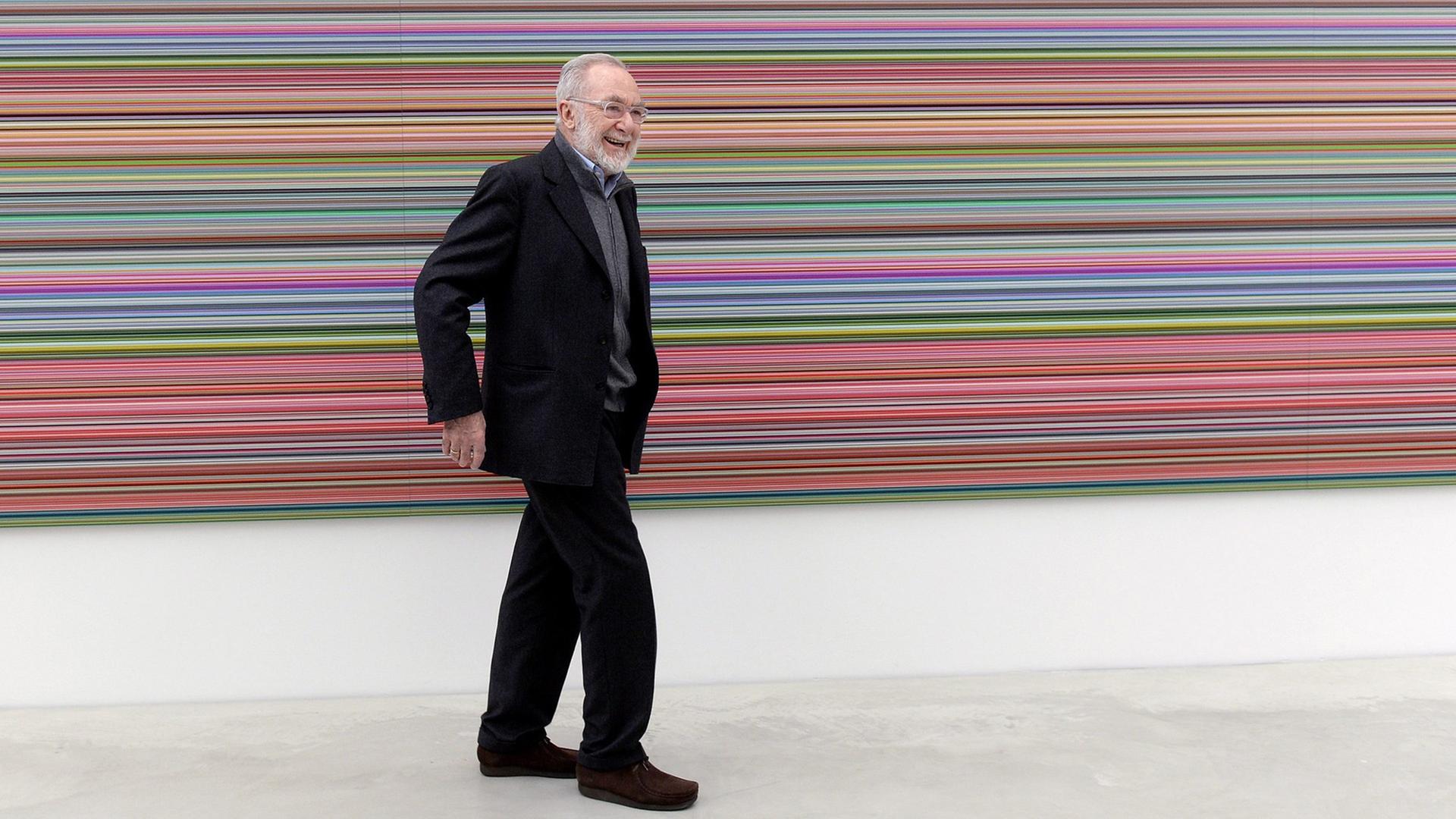 Gerhard Richter vor einem Gemälde aus der Serie "Strips" in einer Ausstellung im Kunstmuseum Winterthur Gerhard Richter vor einem Gemälde aus der Serie "Strips" in einer Ausstellung im Kunstmuseum Winterthur