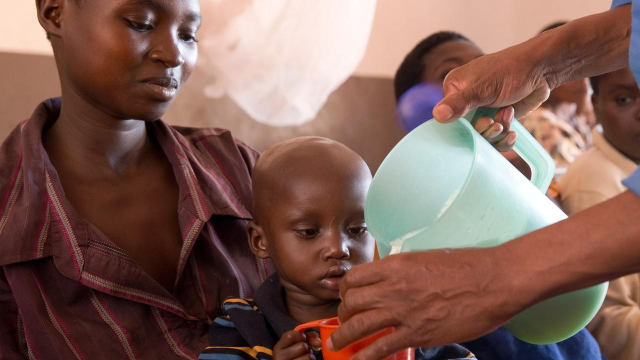 In einem Krankenhaus in der Stadt Ngozi im Norden von Burundi werden unterernaehrte Kinder mit einer speziellen therapeutischen Milch versorgt, aufgenommen am 24.09.2013.