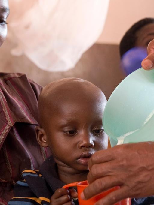 In einem Krankenhaus in der Stadt Ngozi im Norden von Burundi werden unterernaehrte Kinder mit einer speziellen therapeutischen Milch versorgt, aufgenommen am 24.09.2013.