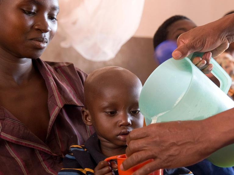 In einem Krankenhaus in der Stadt Ngozi im Norden von Burundi werden unterernaehrte Kinder mit einer speziellen therapeutischen Milch versorgt, aufgenommen am 24.09.2013.