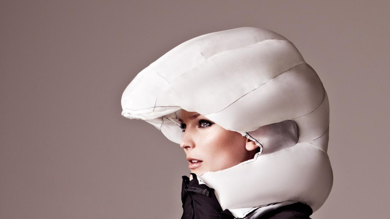 Eine Frau trägt einen Fahrrad-Airbag: Im Normalfall liegt er wie eine Art Schal um den Hals. Beim Sturz stülpt er sich blitzschnell um den Kopf.
