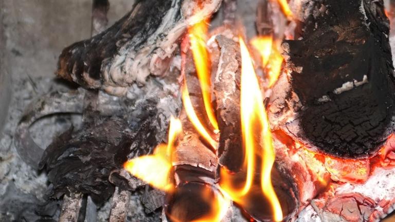 Blick auf ein brennendes Holzstück. Blick auf ein brennendes Holzstück.