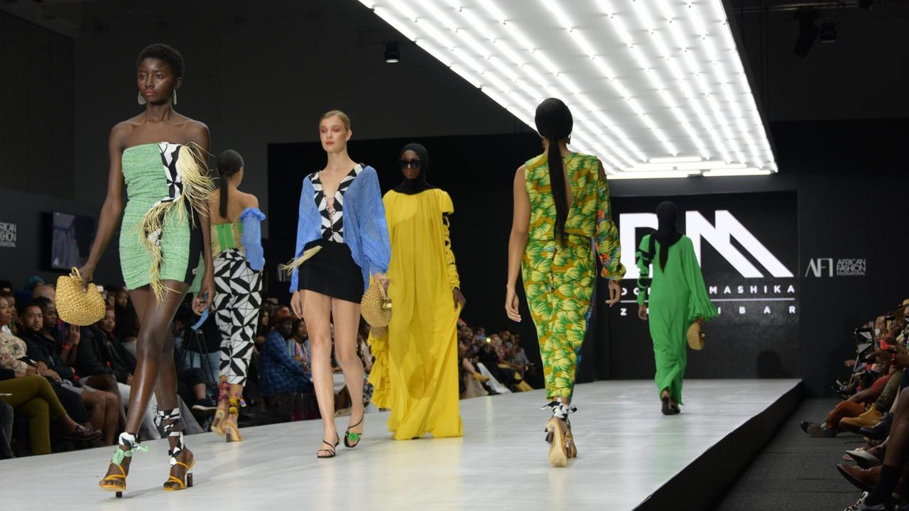 Bei der Cape Town Fashion Week 2019 werden Kollektion von Doreen Mashika auf dem Laufsteg gezeigt.