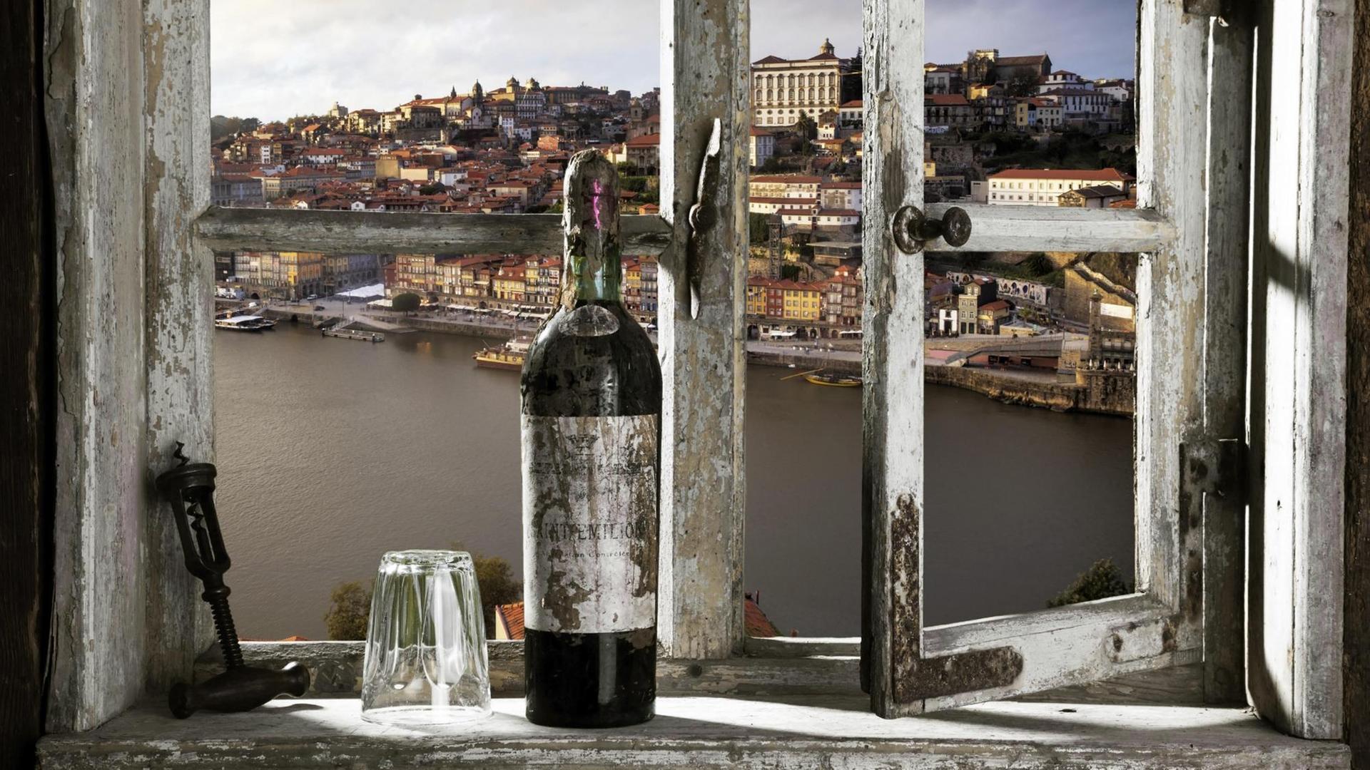 Blick durch ein Fenster auf Porto in Portugal Blick durch ein Fenster auf Porto in Portugal