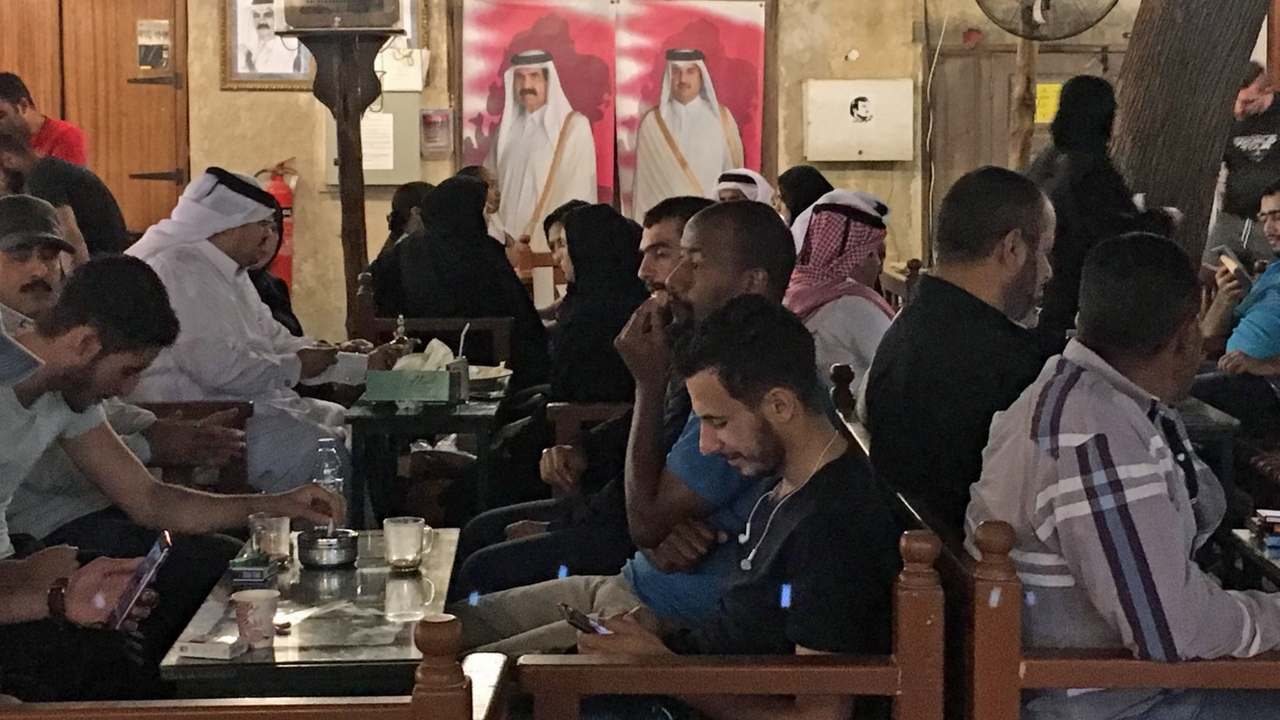Vollbesetzte Außengastronomie in Doha