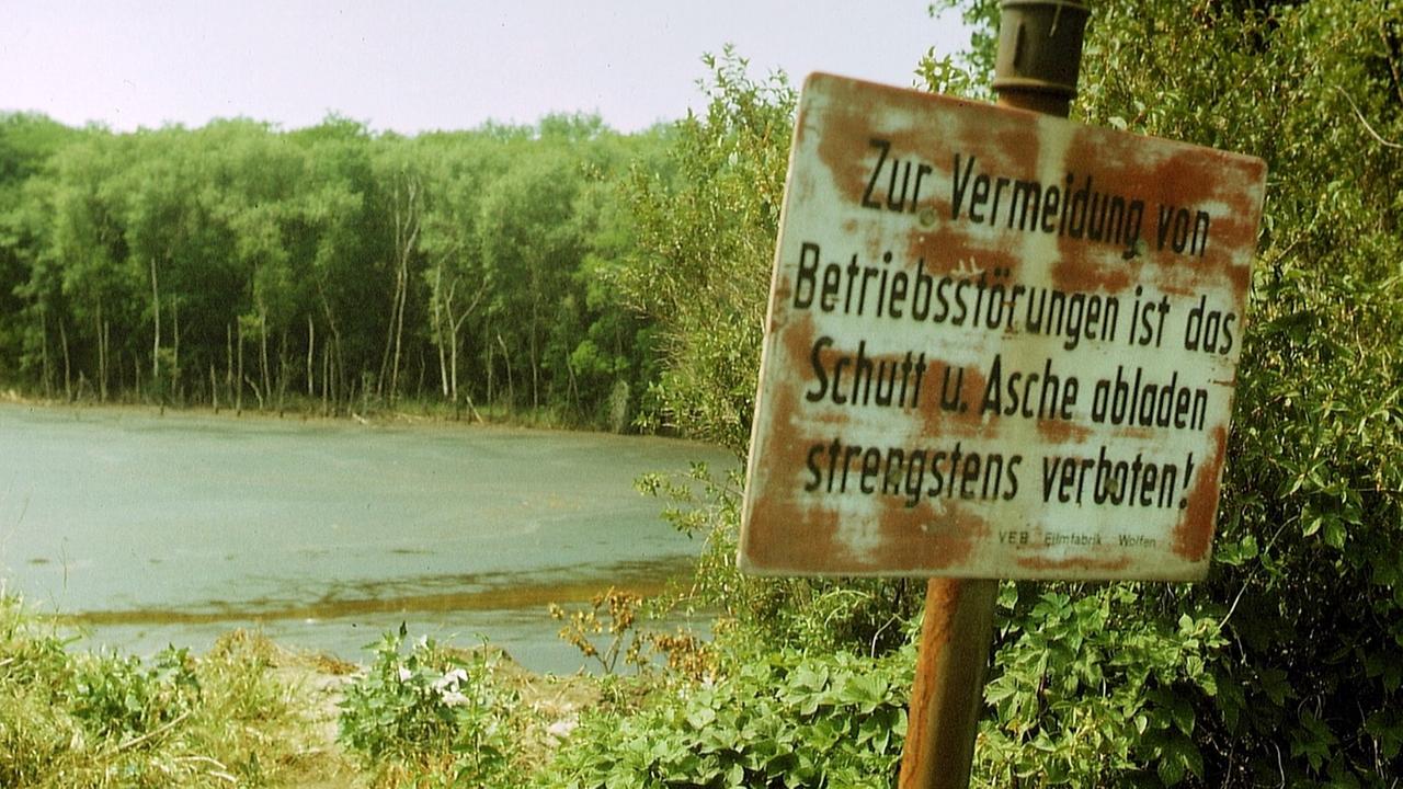 Blick auf den "Silbersee" mit Verbotsschild aus DDR-Zeit: "Zur Vermeidung von Betriebsstörungen ist das Schutt u. Asche abladen strengstens verboten!"