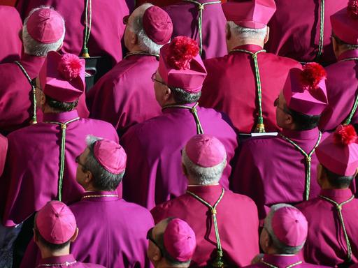 Kardinäle stehen auf dem Petersplatz in Rom