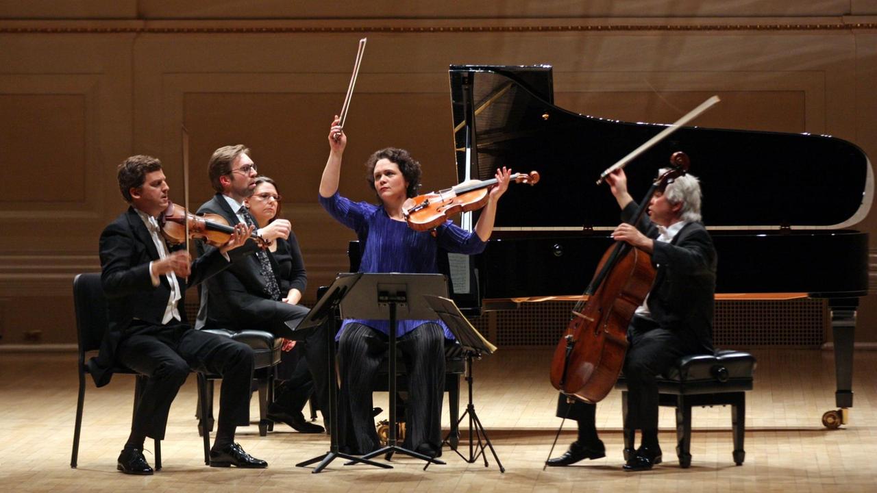 Von links: James Ehnes, Leif Ove Andsnes, Tabea Zimmermann und Clemens Hagen spielen Brahm's Klavierquartett in der Carnegie Hall, New York City. 9. April 2016. Von links: James Ehnes, Leif Ove Andsnes, Tabea Zimmermann und Clemens Hagen spielen Brahm's Klavierquartett in der Carnegie Hall, New York City. 9. April 2016.