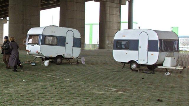 Zwei Wohnwagen unter einer Brücke: Eine Anlaufstelle für hilfesuchende Prostituierte