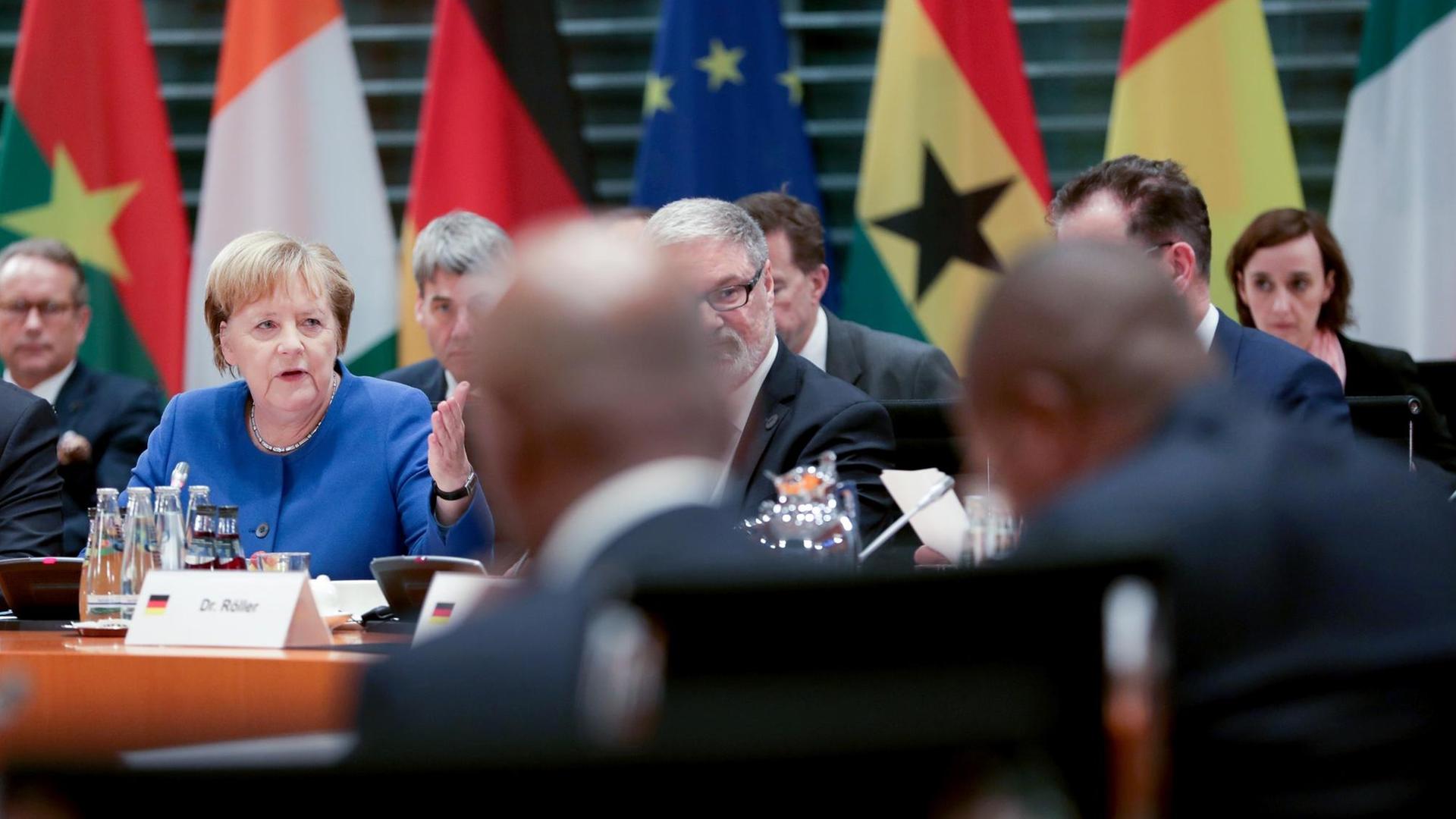 19.11.2019, Berlin: Bundeskanzlerin Angela Merkel (CDU, l) sitzt am Rande der Konferenz "Compact with Africa" im Bundeskanzleramt mit den Teilnehmern an einem runden Tisch. Die Initiative Compact with Africa wurde 2017 unter der deutschen G20-Präsidentschaft ins Leben gerufen. Sie soll erreichen, mehr private Investitionen aus den reichen Industriestaaten nach Afrika zu bringen. Foto: Michael Sohn/AP Pool/dpa | Verwendung weltweit 19.11.2019, Berlin: Bundeskanzlerin Angela Merkel (CDU, l) sitzt am Rande der Konferenz "Compact with Africa" im Bundeskanzleramt mit den Teilnehmern an einem runden Tisch. Die Initiative Compact with Africa wurde 2017 unter der deutschen G20-Präsidentschaft ins Leben gerufen. Sie soll erreichen, mehr private Investitionen aus den reichen Industriestaaten nach Afrika zu bringen. Foto: Michael Sohn/AP Pool/dpa | Verwendung weltweit