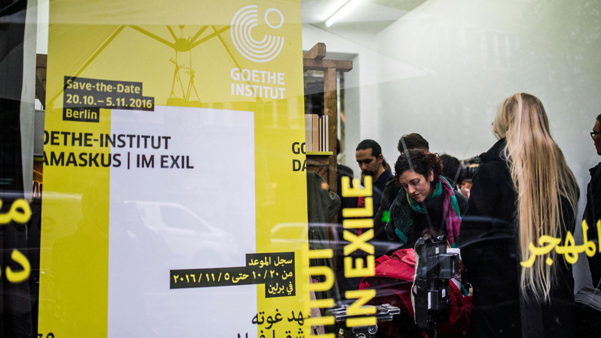 Durch eine Fensterscheibe des Veranstaltungsortes des Projekts "Goethe-Institut Damaskus im Exil" sind am 19.10.2016 in Berlin zu einer Pressekonferenz geladene Gäste zu sehen. Bei dem Projekt präsentieren etwa 100 Künstler vom 20. Oktober bis 5. November ein Programm zu den Themen Heimat, Flucht und Identität. Durch eine Fensterscheibe des Veranstaltungsortes des Projekts "Goethe-Institut Damaskus im Exil" sind am 19.10.2016 in Berlin zu einer Pressekonferenz geladene Gäste zu sehen. Bei dem Projekt präsentieren etwa 100 Künstler vom 20. Oktober bis 5. November ein Programm zu den Themen Heimat, Flucht und Identität.