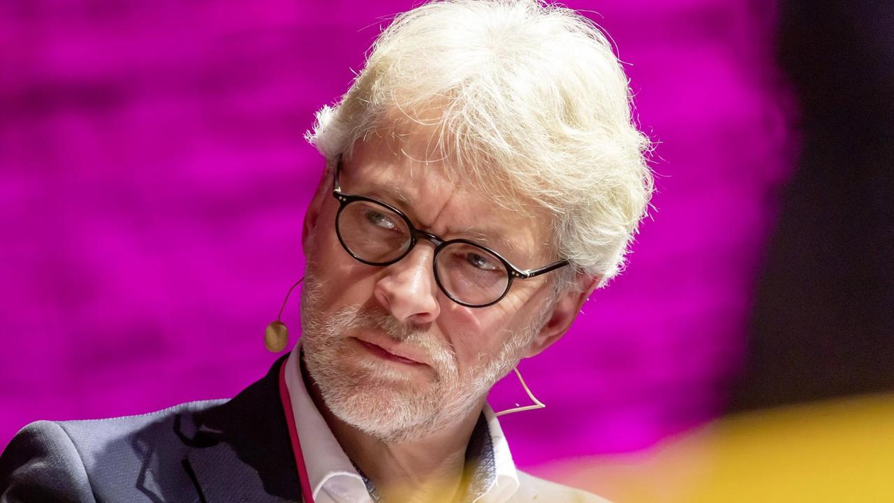 Hans Dieter Heimendahl, 2019 Programmchef des Deutschlandfunk Kultur, bei einer Veranstaltung. Hans Dieter Heimendahl, 2019 Programmchef des Deutschlandfunk Kultur, bei einer Veranstaltung.