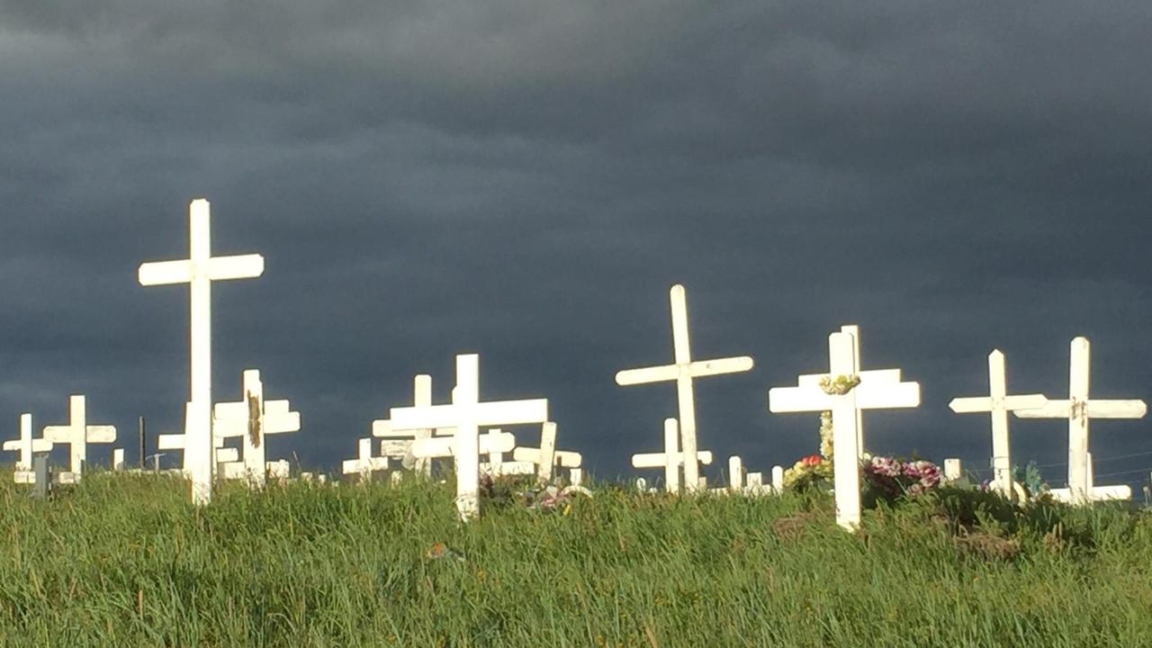 Das ist der kleine Friedhof auf der einzigen kleinen Anhöhe von Shishmaref Das ist der kleine Friedhof auf der einzigen kleinen Anhöhe von Shishmaref