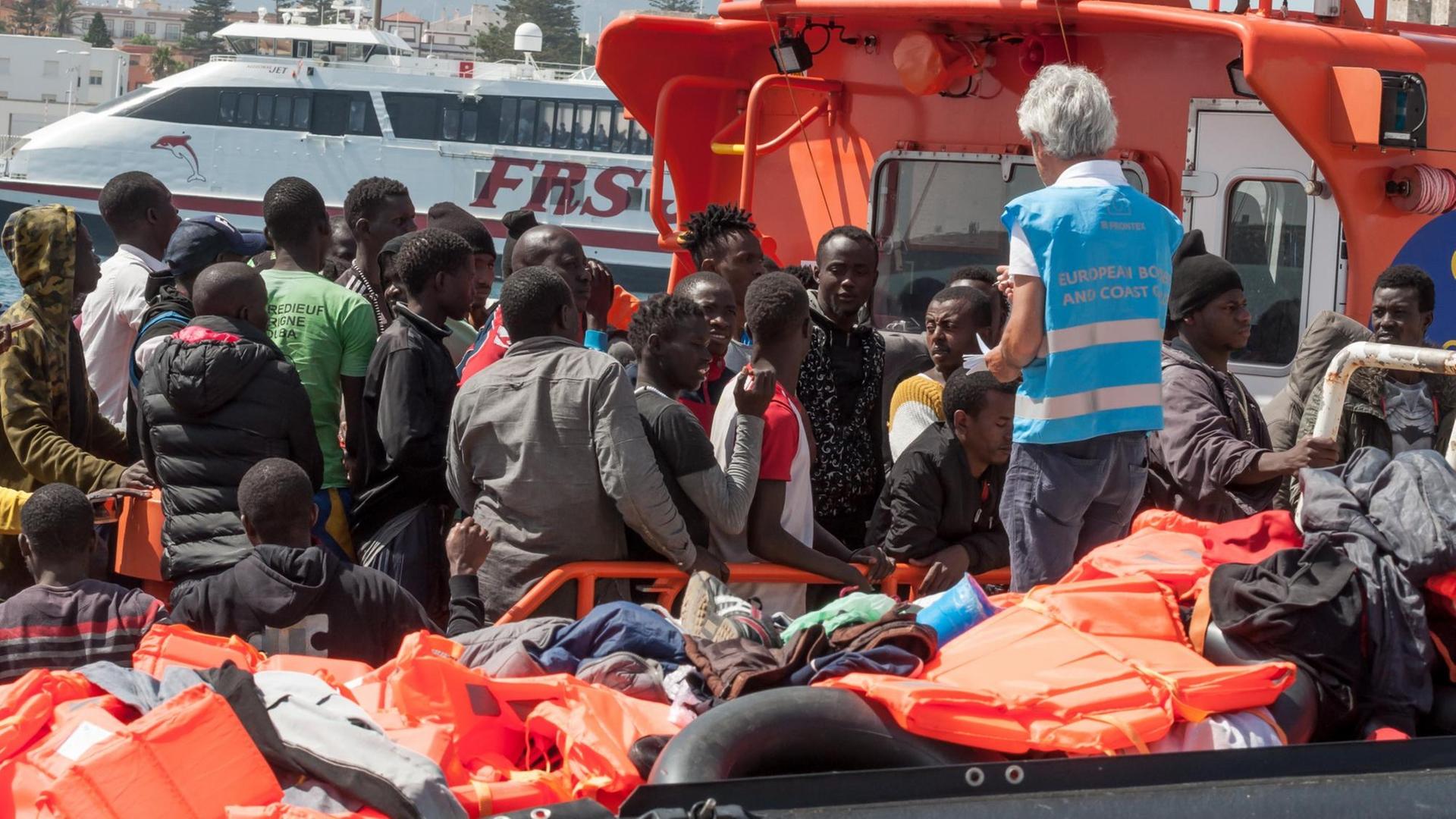 21.07.2018 - Ankunftvon Flüchtlingen in Tarifa, der südlichsten Stadt Europas an der Costa del la Luz. 21.07.2018 - Ankunftvon Flüchtlingen in Tarifa, der südlichsten Stadt Europas an der Costa del la Luz.