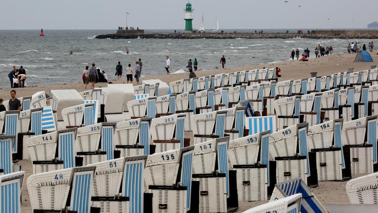 Weitgehende leere Strandkörbe im Ostseebad Warnemünde (Mecklenburg-Vorpommern). Weitgehende leere Strandkörbe im Ostseebad Warnemünde (Mecklenburg-Vorpommern).