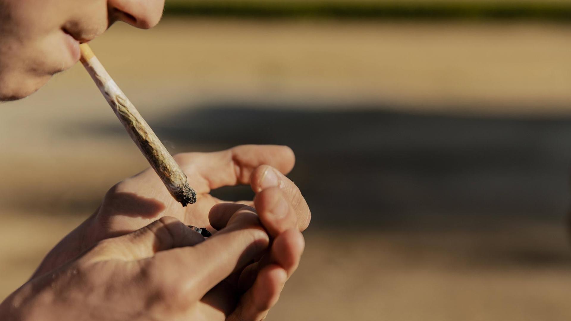 Ein Teenager zündet sich einen Joint an. Ein Teenager zündet sich einen Joint an.