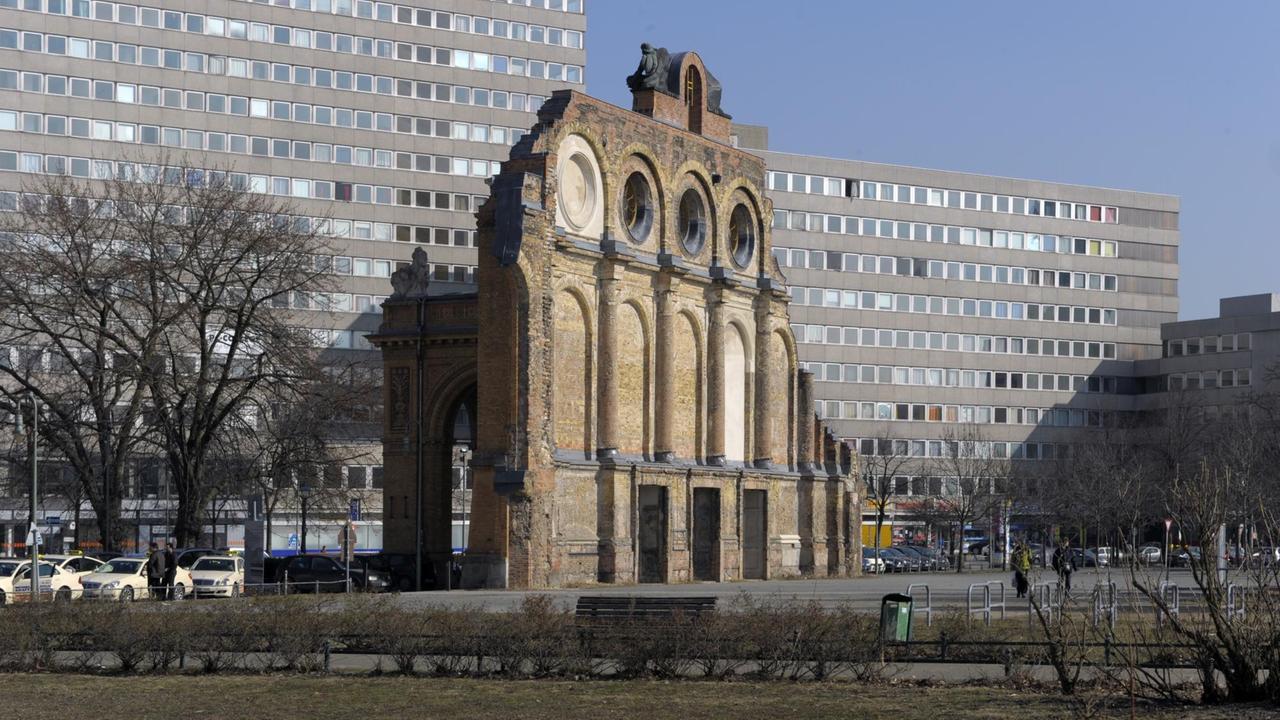 Die Ruine des Anhalter Bahnhofs in Berlin. Die Ruine des Anhalter Bahnhofs in Berlin.