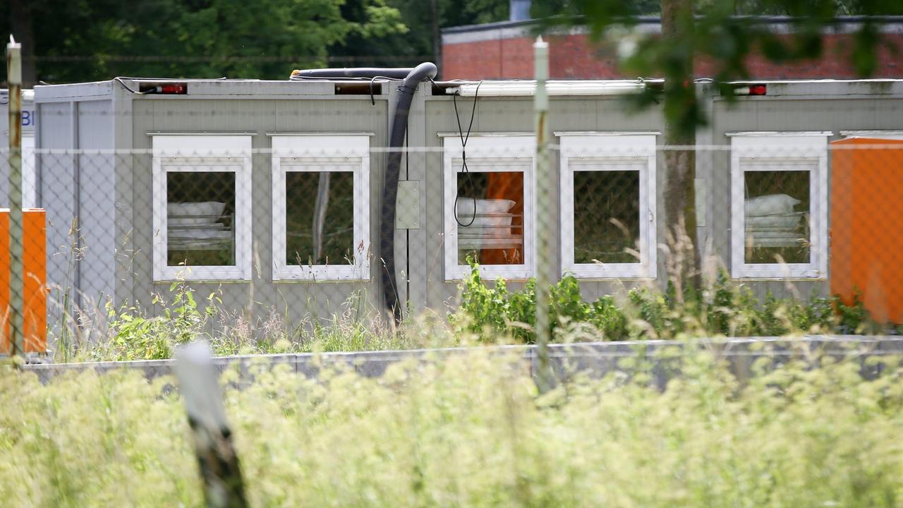 Container stehen auf dem Gelände einer ehemaligen Kaserne in Bad Segeberg (Schleswig-Holstein). Die Berliner Polizisten, die noch nicht zum G20-Einsatz in Hamburg gekommen waren, seien mit «sofortiger Wirkung» daraus entlassen worden, Container stehen auf dem Gelände einer ehemaligen Kaserne in Bad Segeberg (Schleswig-Holstein). Die Berliner Polizisten, die noch nicht zum G20-Einsatz in Hamburg gekommen waren, seien mit «sofortiger Wirkung» daraus entlassen worden,