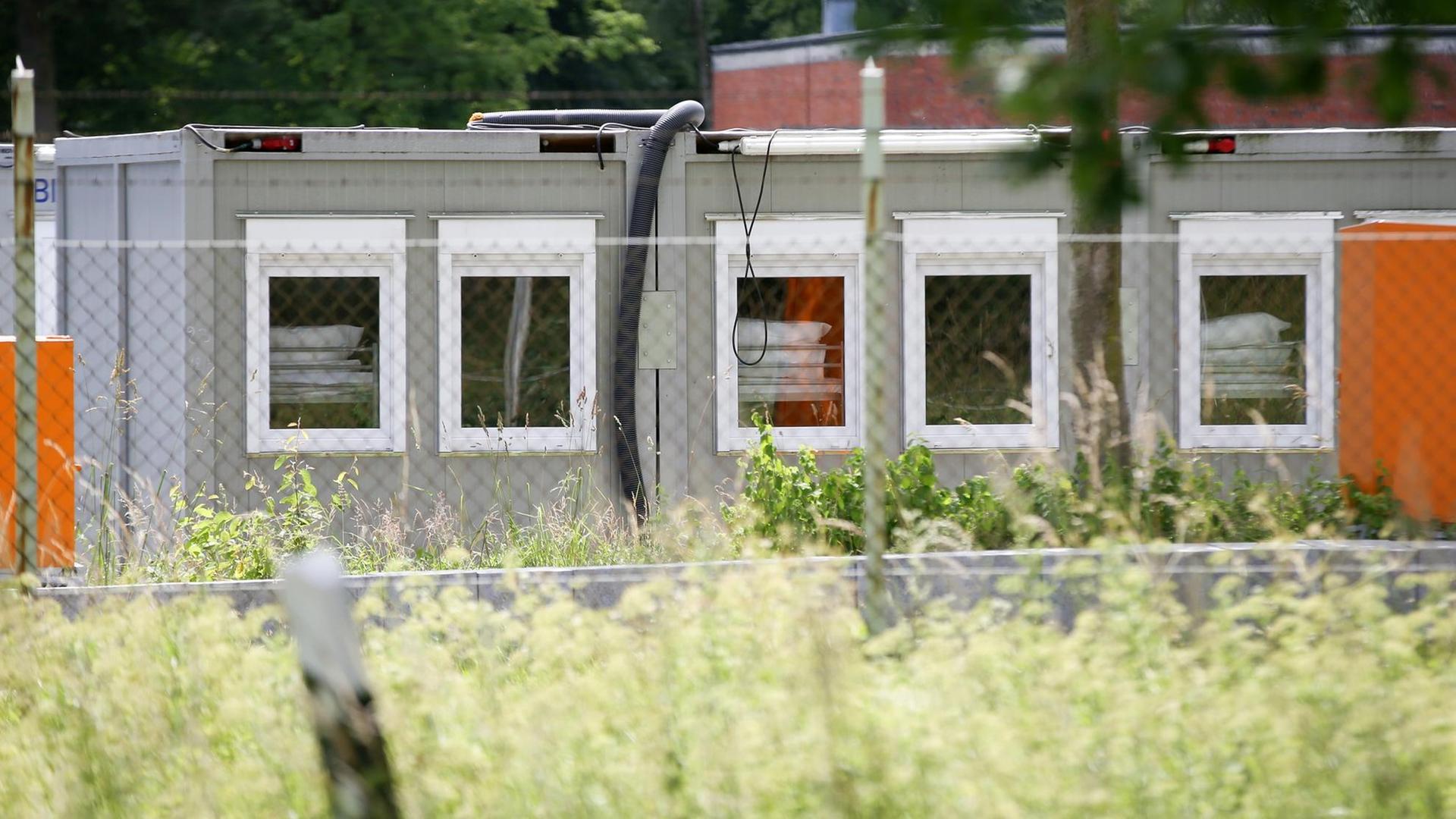 Container stehen auf dem Gelände einer ehemaligen Kaserne in Bad Segeberg (Schleswig-Holstein). Die Berliner Polizisten, die noch nicht zum G20-Einsatz in Hamburg gekommen waren, seien mit «sofortiger Wirkung» daraus entlassen worden, Container stehen auf dem Gelände einer ehemaligen Kaserne in Bad Segeberg (Schleswig-Holstein). Die Berliner Polizisten, die noch nicht zum G20-Einsatz in Hamburg gekommen waren, seien mit «sofortiger Wirkung» daraus entlassen worden,