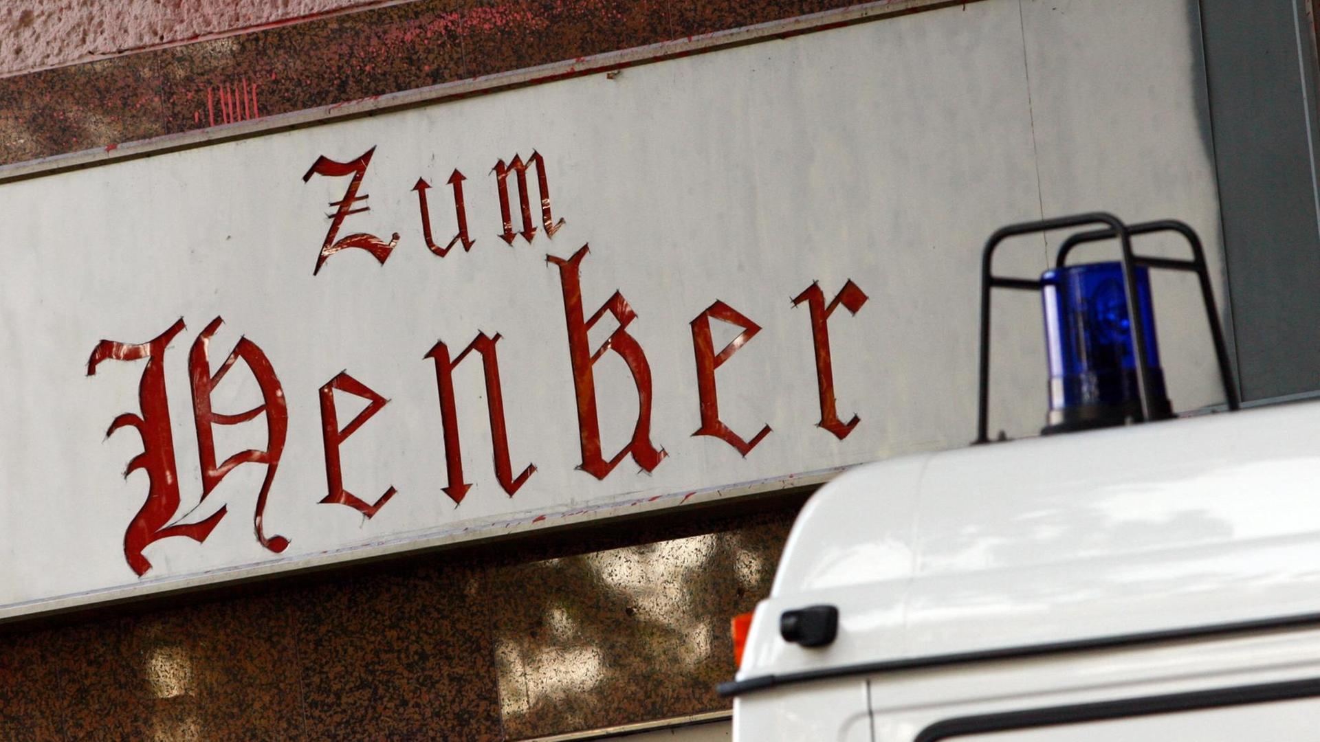 Polizeiwagen vor dem Eingangschild "Zum Henker" Polizeiwagen vor dem Eingangschild "Zum Henker"